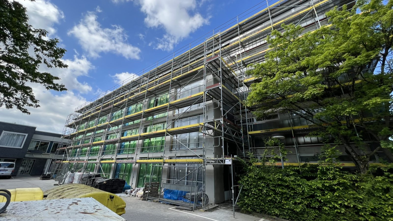 Eingerüstetes Mehrfamilienhaus während der Fassadensanierung