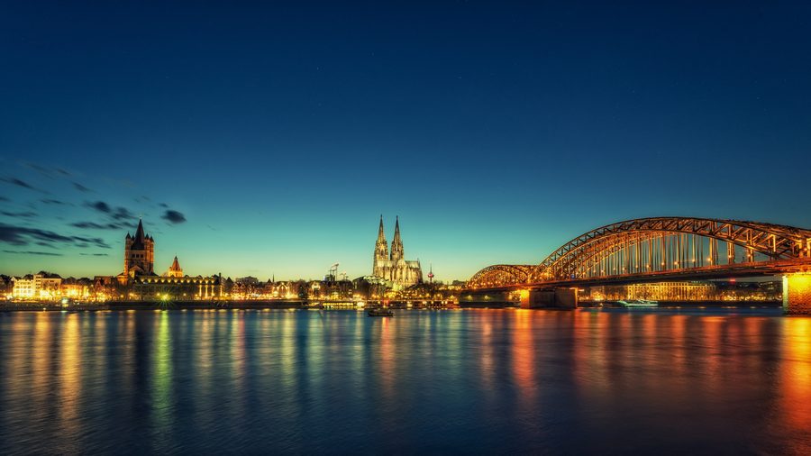 Kölner Dom und Hohenzollernbrücke am Rhein zur blauen Stunde